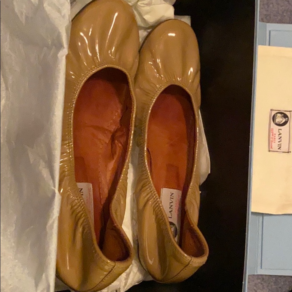 Lanvin Patent Ballet Flats in Beige. Size 37.